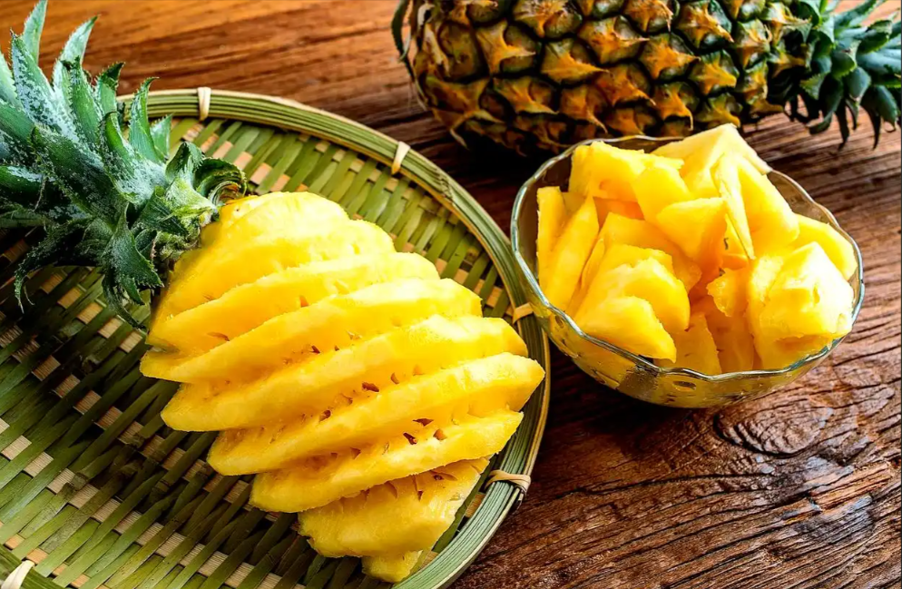 菠萝作为一种热带水果，不仅以其独特的酸甜风味和多汁口感受到人们喜爱，更蕴含丰富的营养成分和健康益处。