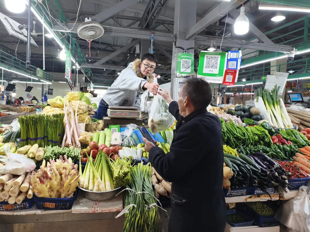 城市清晨的“烟火”起点！体验蔬菜商贩配送日常