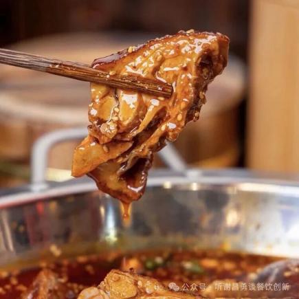 川渝108道美食之烟火成都的匠心独运：冒烤鸭的起源与制作全解析
