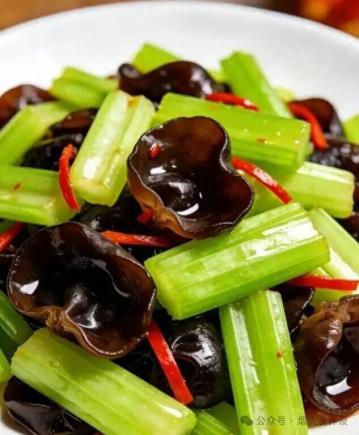 50岁后饮食油腻最怕三高？常吃4道“洗血管”菜，清爽又养身！