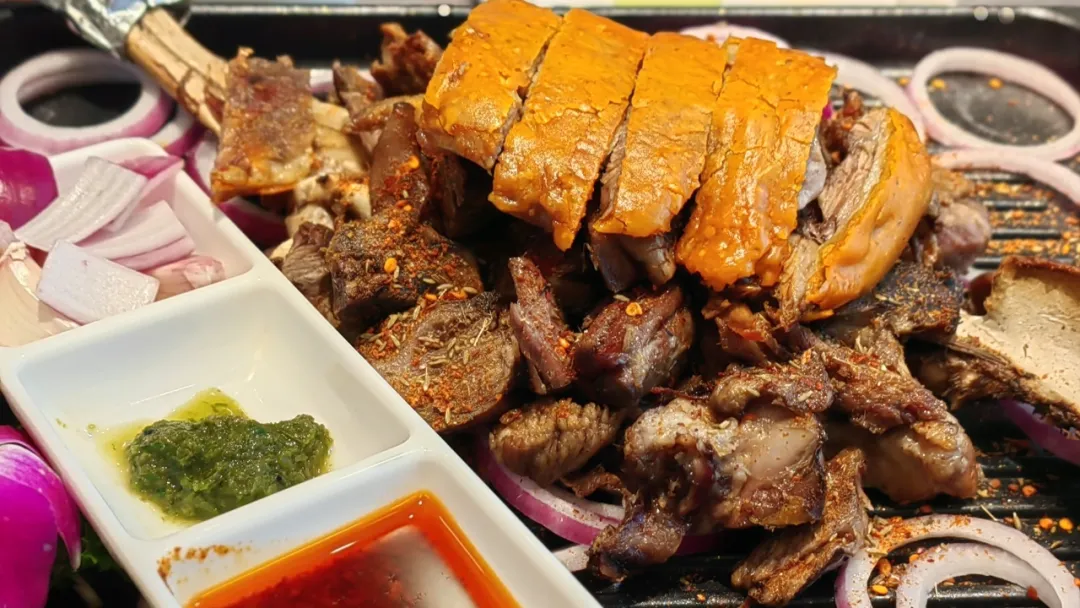 天津美食探店燕兰楼品尝招牌特色烤羊腿