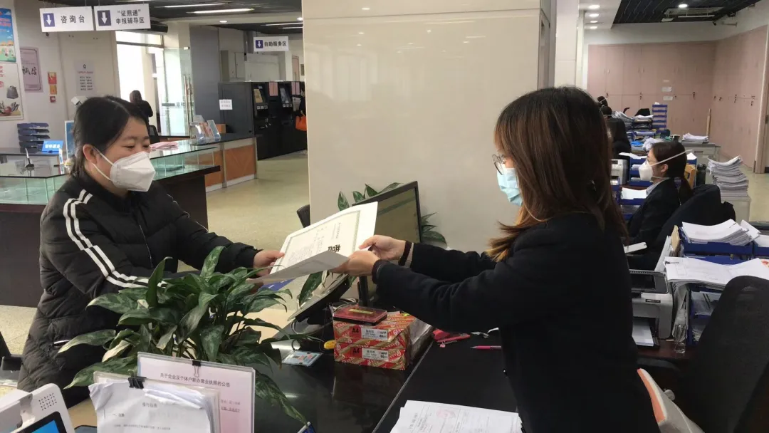 全区首个!容桂发出连锁餐饮“守信即批”食品经营许可证