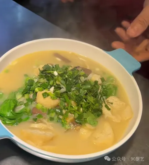 70后大叔失业后夜市摆摊卖粉丝汤,一晚卖出200碗