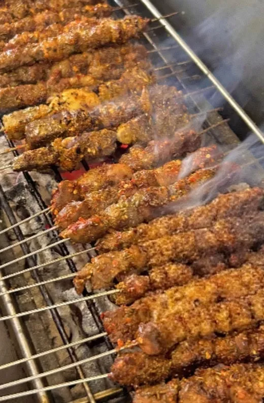 90后小夫妻摆摊卖烧烤,月收入2万多,川味凉面也不错