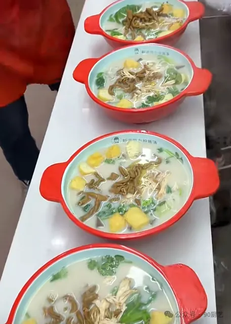 70后大叔失业后夜市摆摊卖粉丝汤,一晚卖出200碗