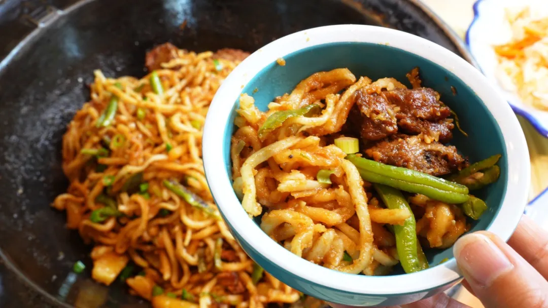 朔州特色小吃六斗米铁锅焖面