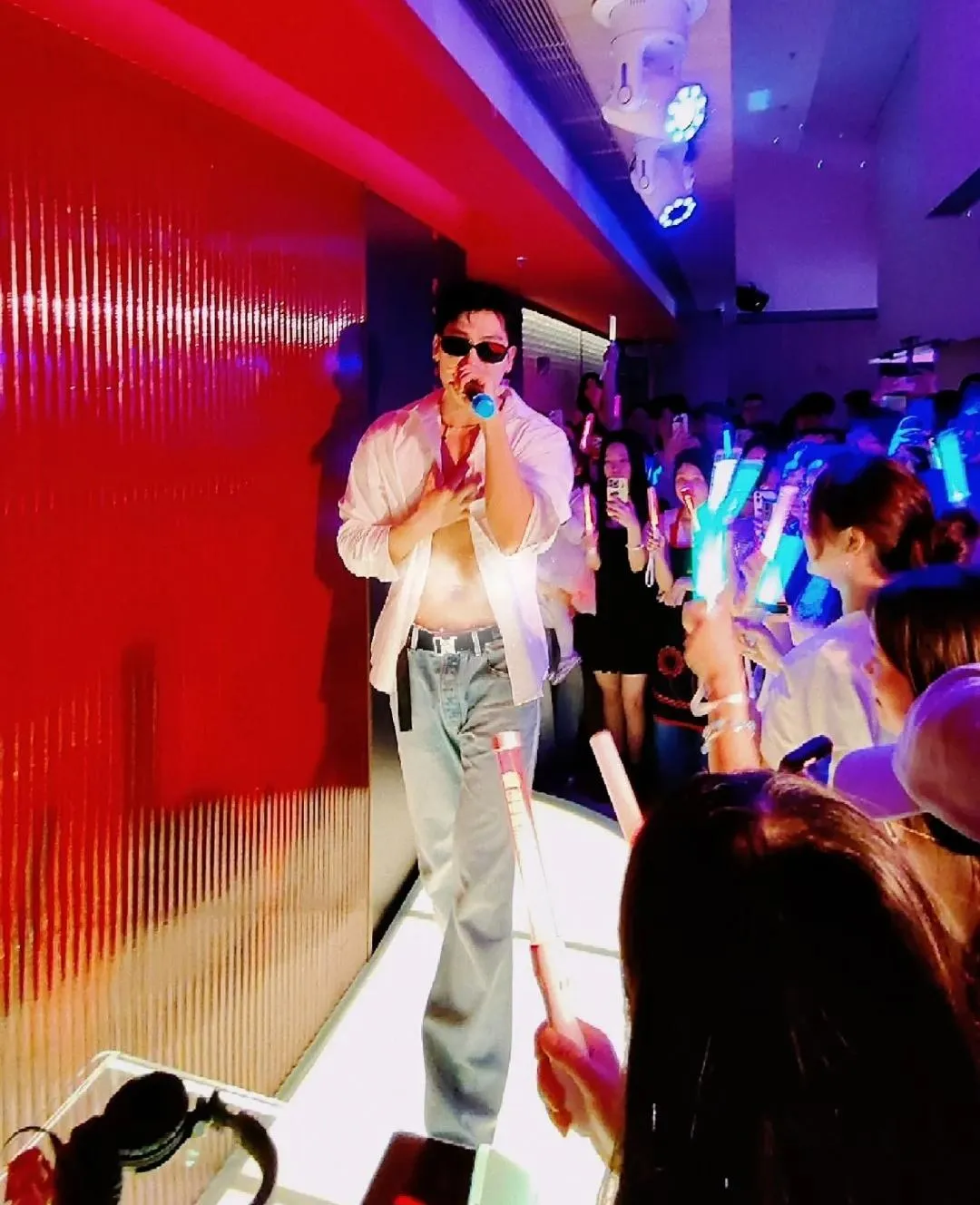 当餐饮开始 “擦边”,消费者为何愿为 “越界感” 买单?