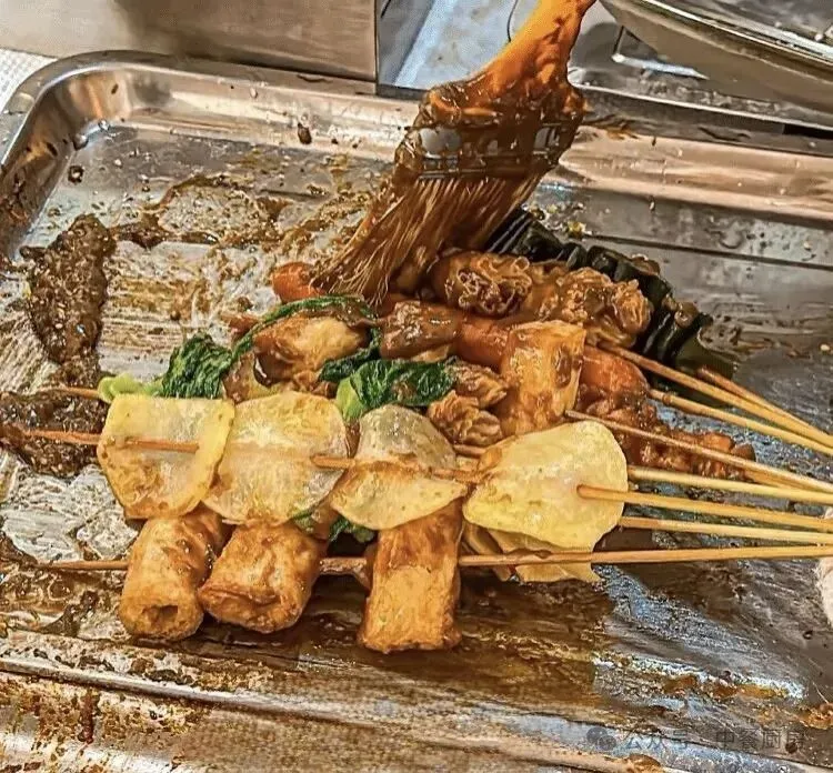 小伙夫妻俩辞职摆地摊卖炸串和香酥鸭方案