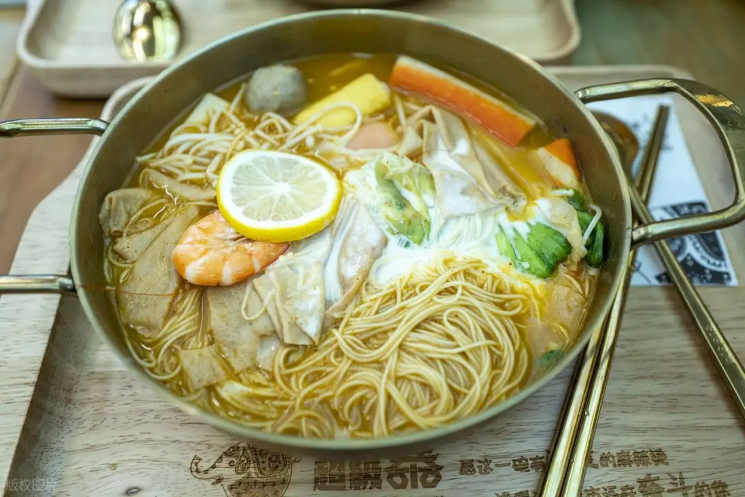 从街边摊到“餐饮刺客”:月薪过万吃不起的麻辣烫!