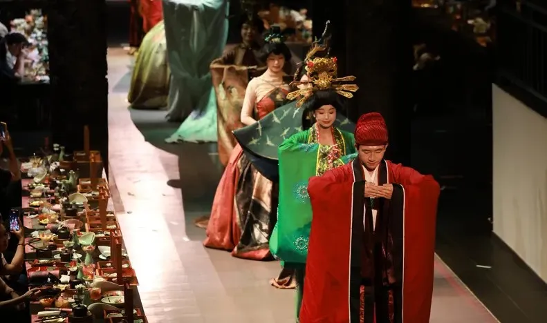 当餐饮开始 “擦边”,消费者为何愿为 “越界感” 买单?