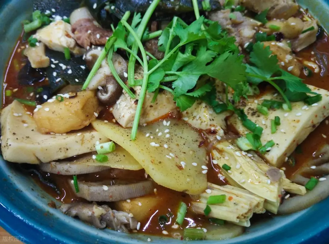 从街边摊到“餐饮刺客”:月薪过万吃不起的麻辣烫!