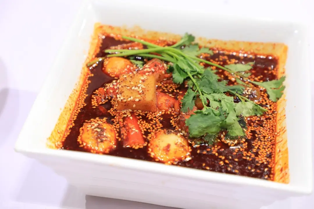 从街边摊到“餐饮刺客”:月薪过万吃不起的麻辣烫!