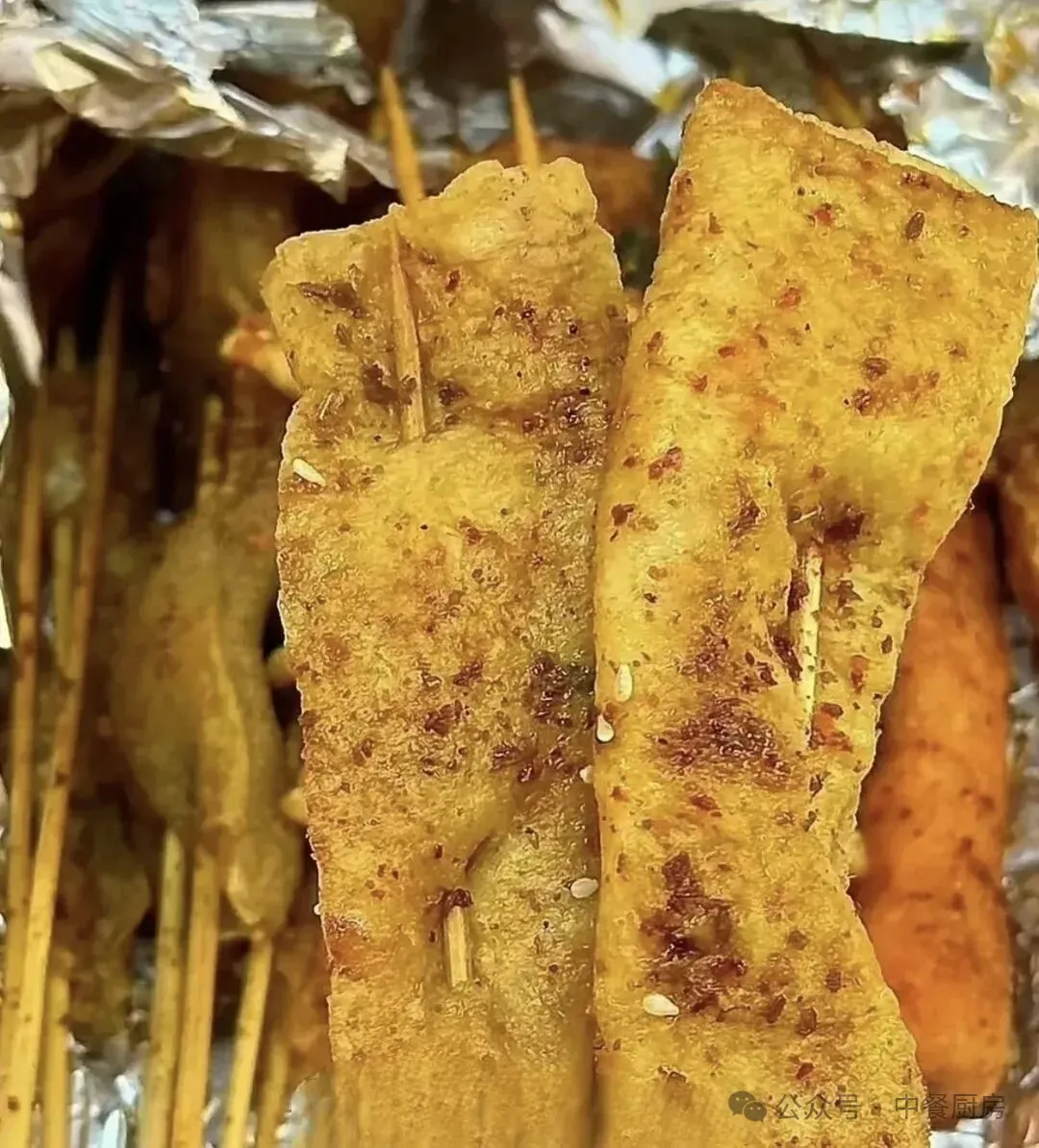 小伙夫妻俩辞职摆地摊卖炸串和香酥鸭方案