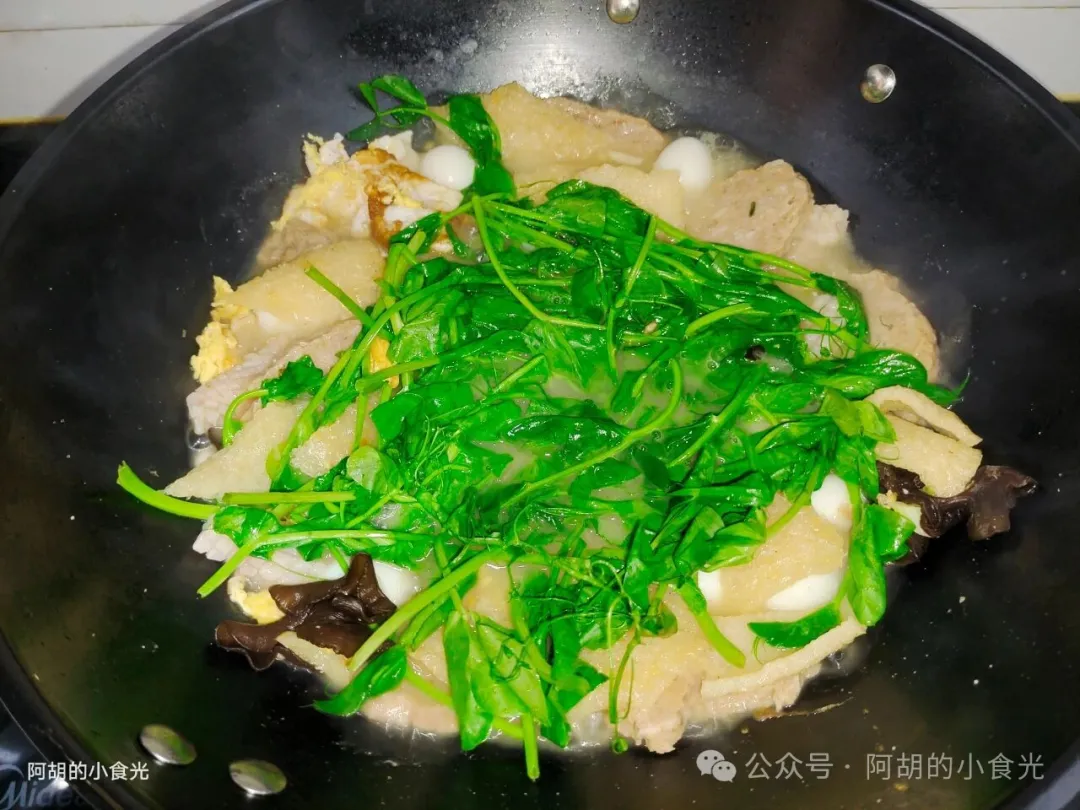 多种食材一锅煮,天冷就适合吃这汤菜!加一把时令鲜蔬、鲜嫩到在嘴里打滑,好吃好做全家都爱