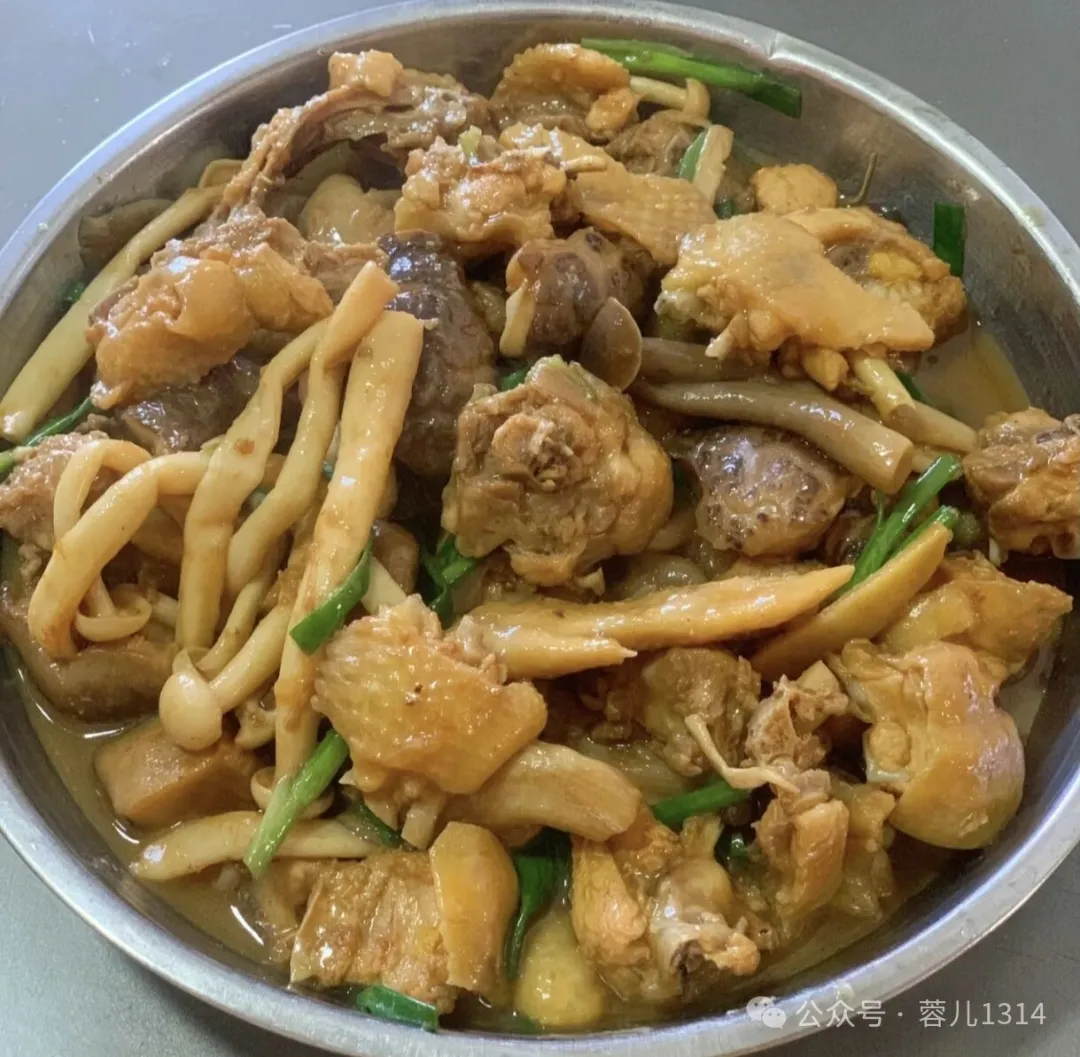 菌菇焖鸡一口裹满鲜汁的秋冬暖锅,把山珍和肉香焖进时光里