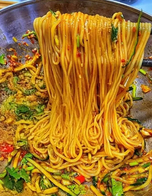 90后小夫妻摆摊卖烧烤,月收入2万多,川味凉面也不错