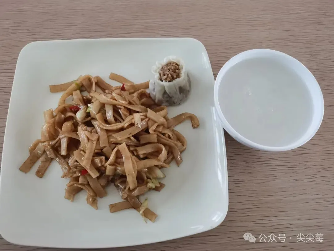 工作餐虽不是那么美味,但它热乎还免费!