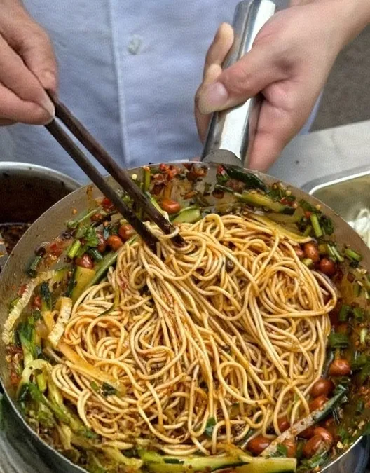 90后小夫妻摆摊卖烧烤,月收入2万多,川味凉面也不错