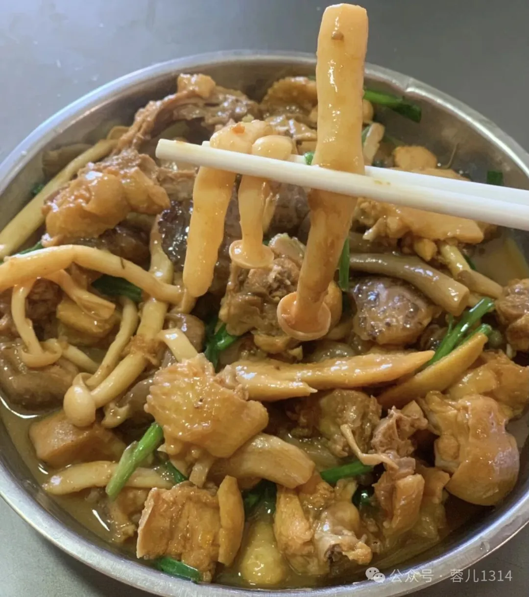 菌菇焖鸡一口裹满鲜汁的秋冬暖锅,把山珍和肉香焖进时光里