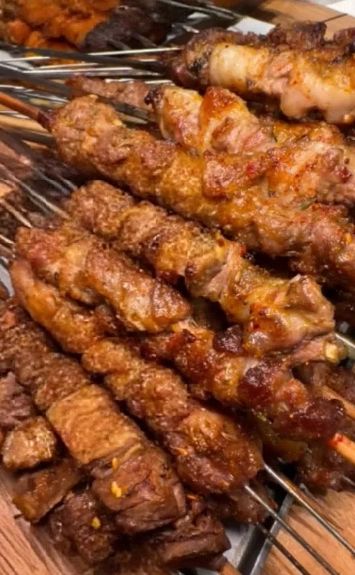 90后小夫妻摆摊卖烧烤,月收入2万多,川味凉面也不错