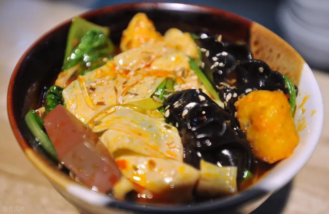 从街边摊到“餐饮刺客”:月薪过万吃不起的麻辣烫!