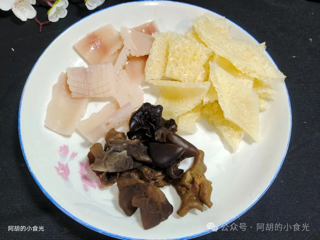 多种食材一锅煮,天冷就适合吃这汤菜!加一把时令鲜蔬、鲜嫩到在嘴里打滑,好吃好做全家都爱