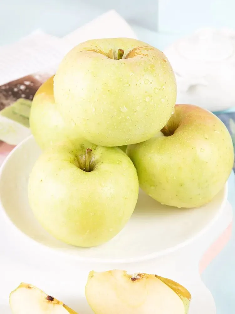 当餐食材青森苹果,水蜜桃般的多汁与苹果的脆甜,青翠又带点蜜桃粉