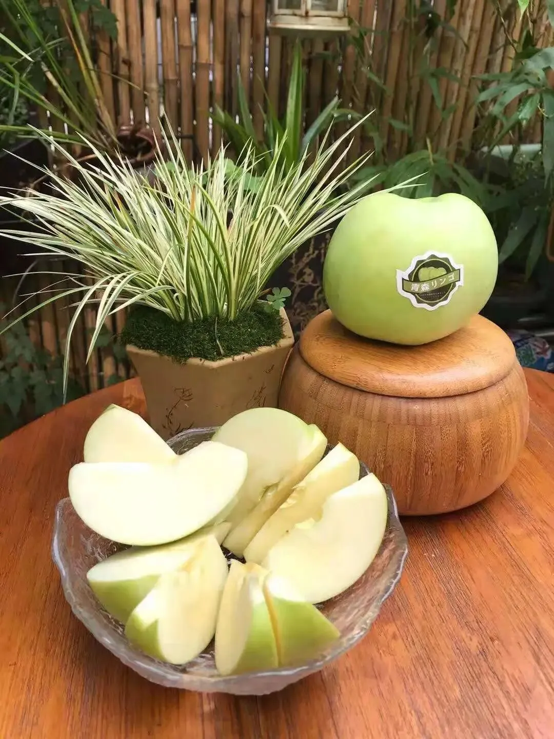 当餐食材青森苹果,水蜜桃般的多汁与苹果的脆甜,青翠又带点蜜桃粉
