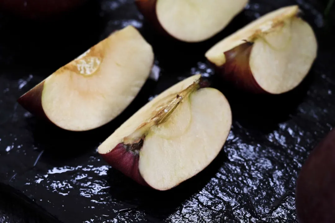 昭通黑卡苹果,香甜爽脆,满口都是醇厚香甜的苹果香气