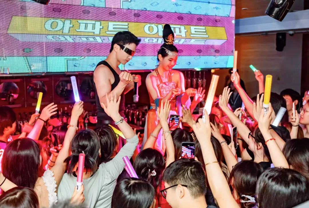 当餐饮开始 “擦边”,消费者为何愿为 “越界感” 买单?