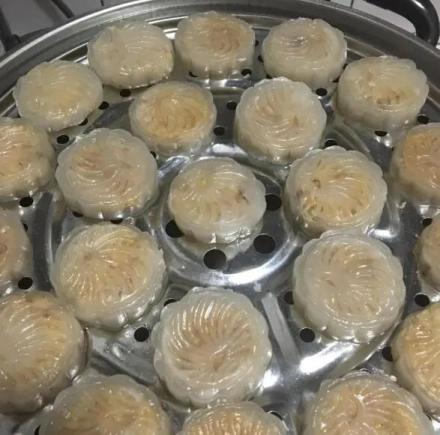 在陕西,有一种美食叫“水晶饼”,如水晶般一样的精致,柔软香甜