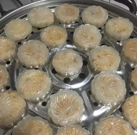 在陕西，有一种美食叫“水晶饼”，如水晶般一样的精致，柔软香甜