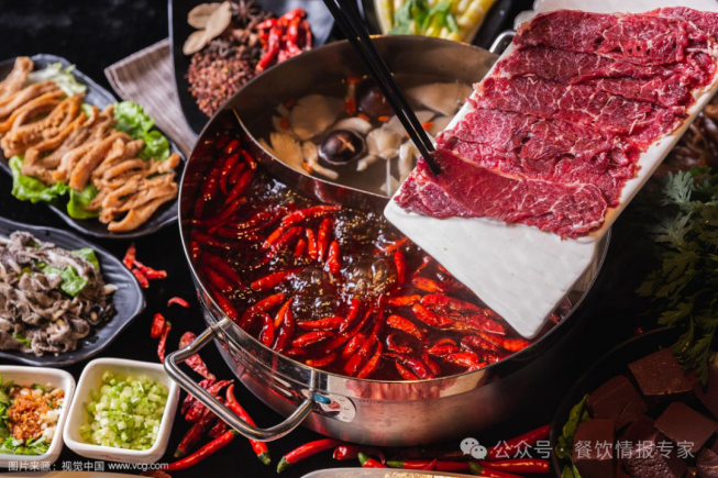 2025火锅食材行业“变天”?“鲜度之争”与“场景创新”下的创业者突围战
