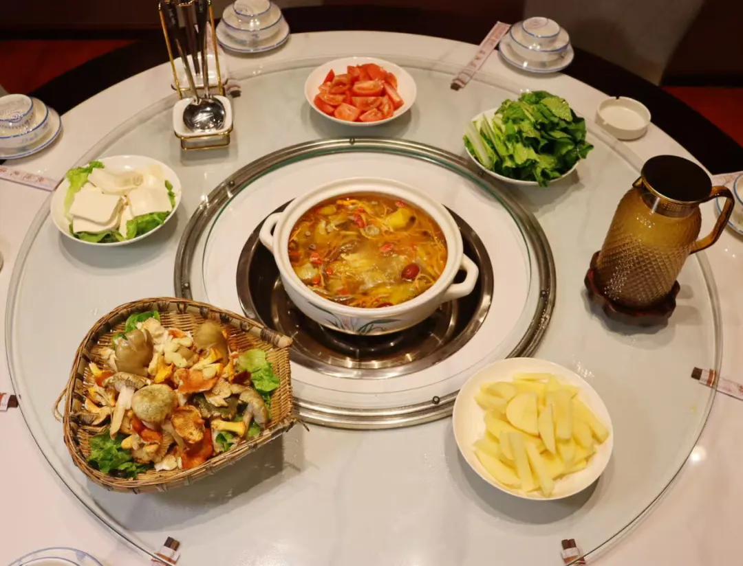 云南曲靖山珍鲜鸡火锅,原汁原味加配菜好吃极了,周末小聚享实惠!