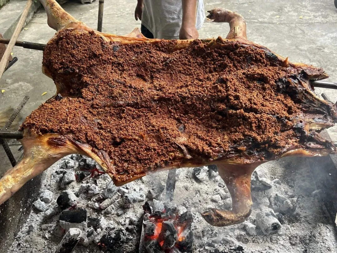 盈江干崖土司烤乳猪寻味一口穿越百年的傣家香