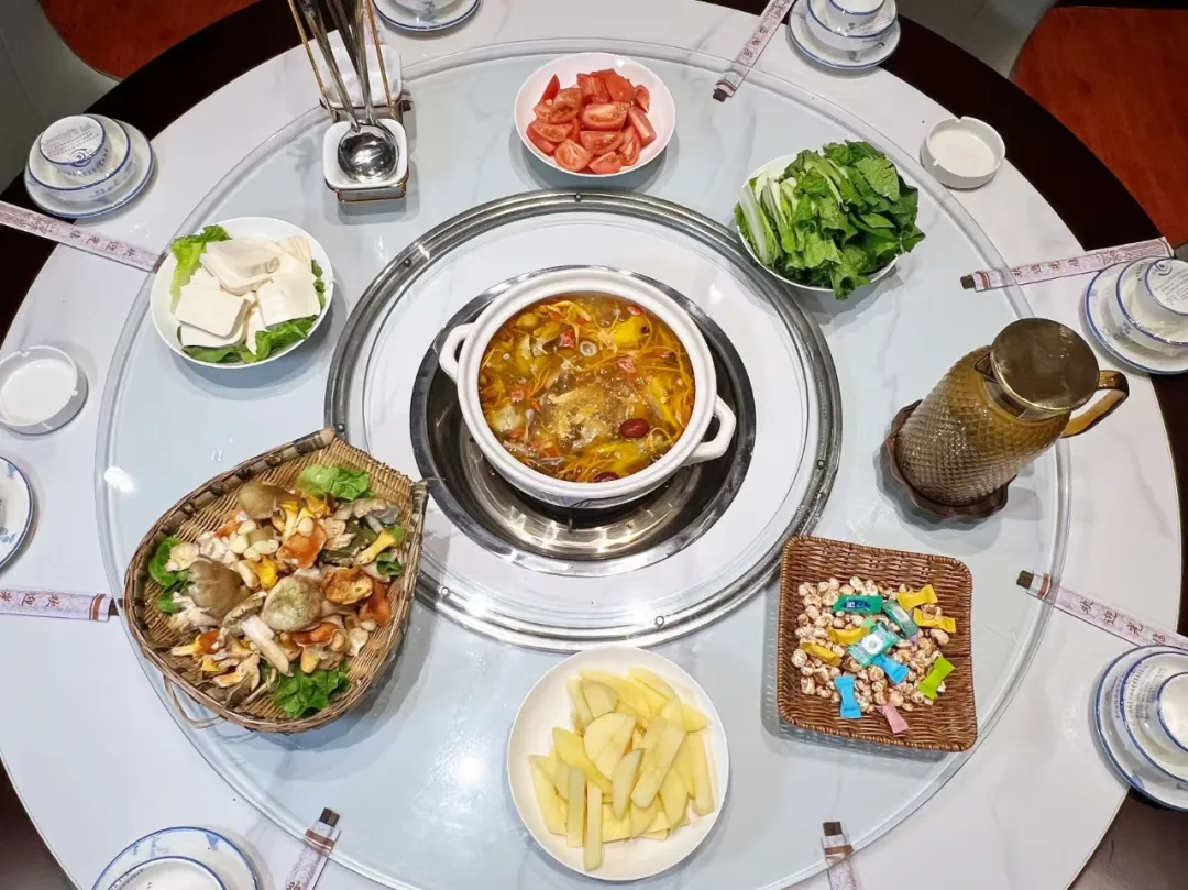 云南曲靖山珍鲜鸡火锅,原汁原味加配菜好吃极了,周末小聚享实惠!