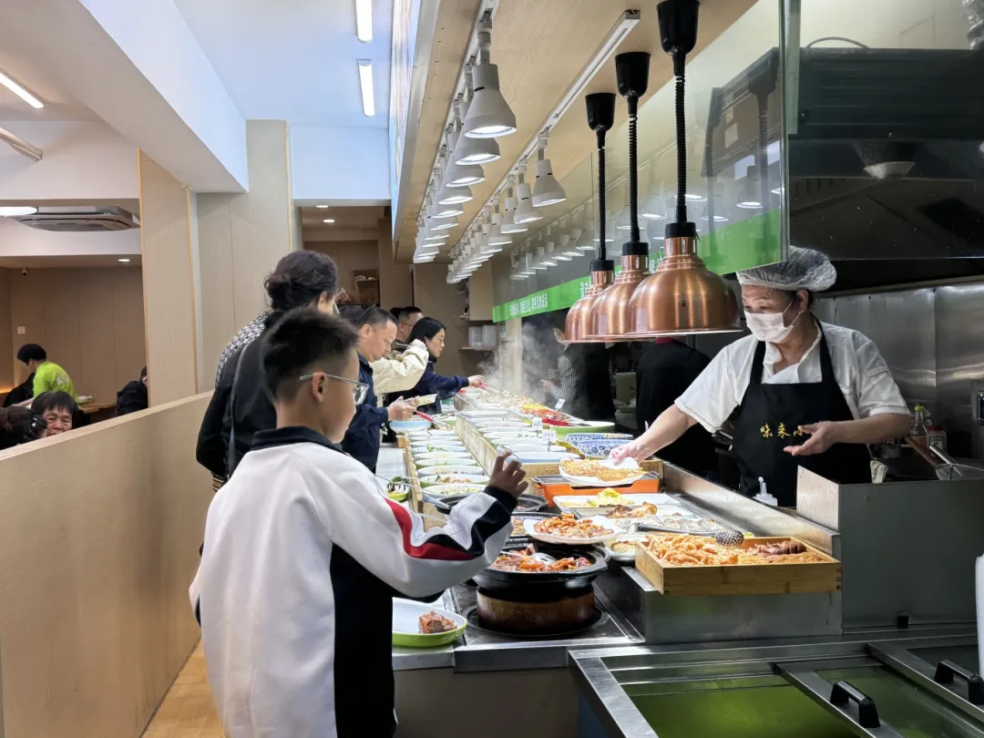 漳州快餐“现炒+自选称重”新模式,点亮民生餐桌