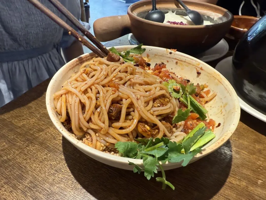 餐饮寒冬逆势爆单!罐罐米线凭啥成小成本创业新选择?