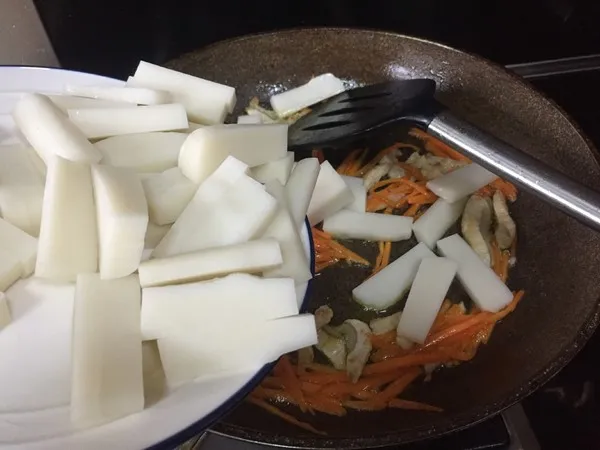 香菇小酱炒年糕,当餐现做美味升级