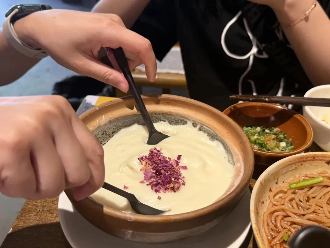 餐饮寒冬逆势爆单!罐罐米线凭啥成小成本创业新选择?