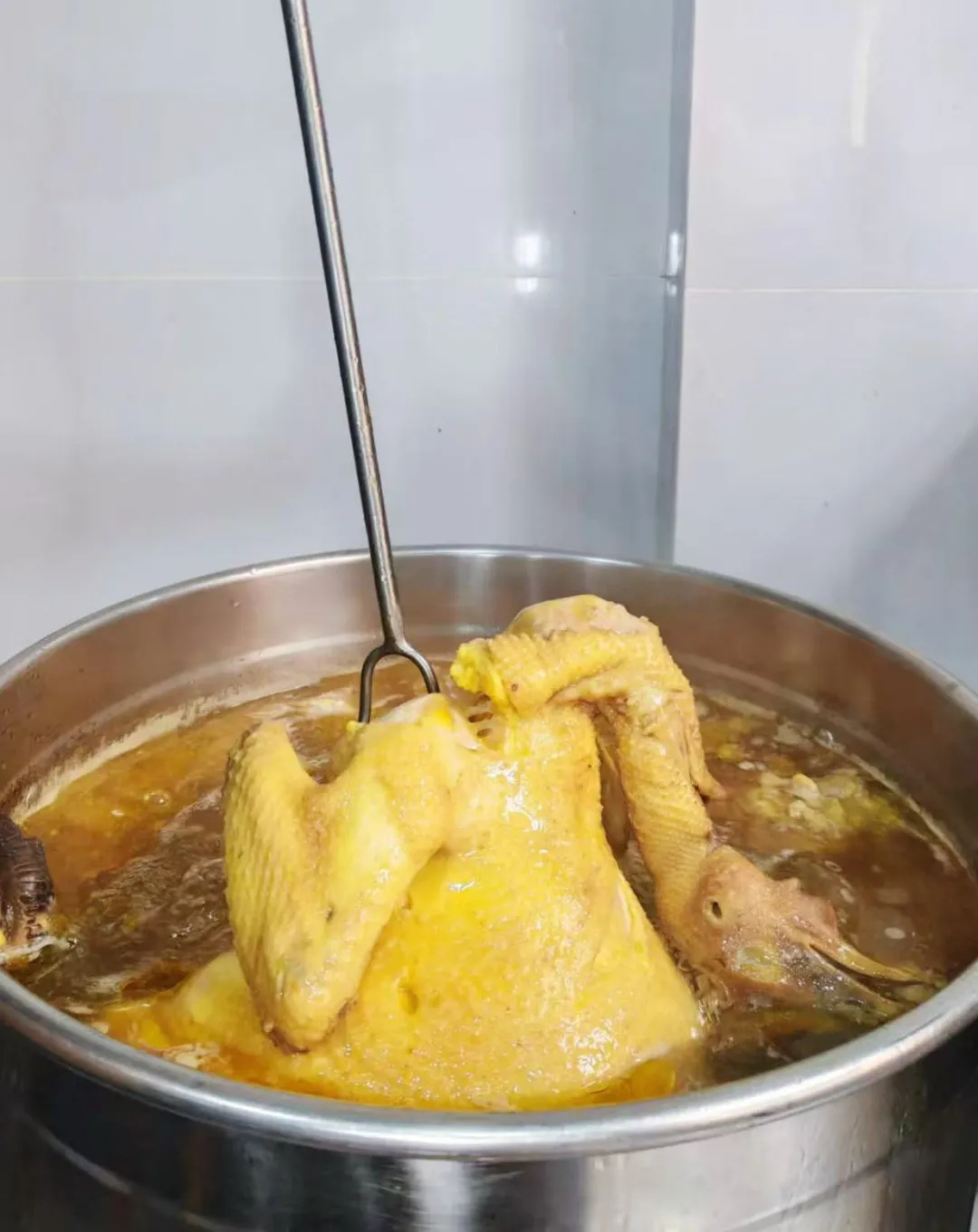 云南曲靖山珍鲜鸡火锅,原汁原味加配菜好吃极了,周末小聚享实惠!