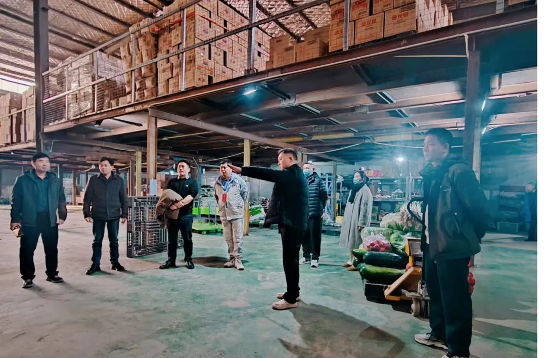 平顶山市第二中学膳食家长委员会代表参观食材配送基地