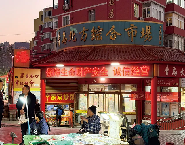 青岛这道自带食材的 “铁板烧”戳子肉为何吸引游客