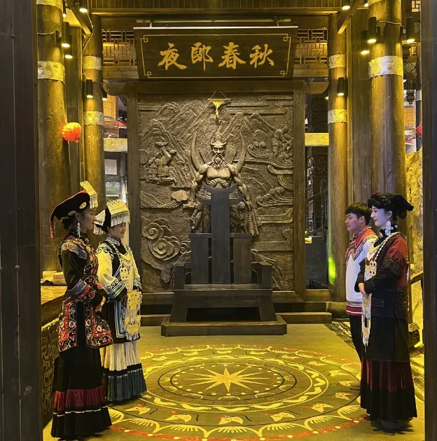 来这家民族演艺餐厅,把吃饭变成餐饮文化体验
