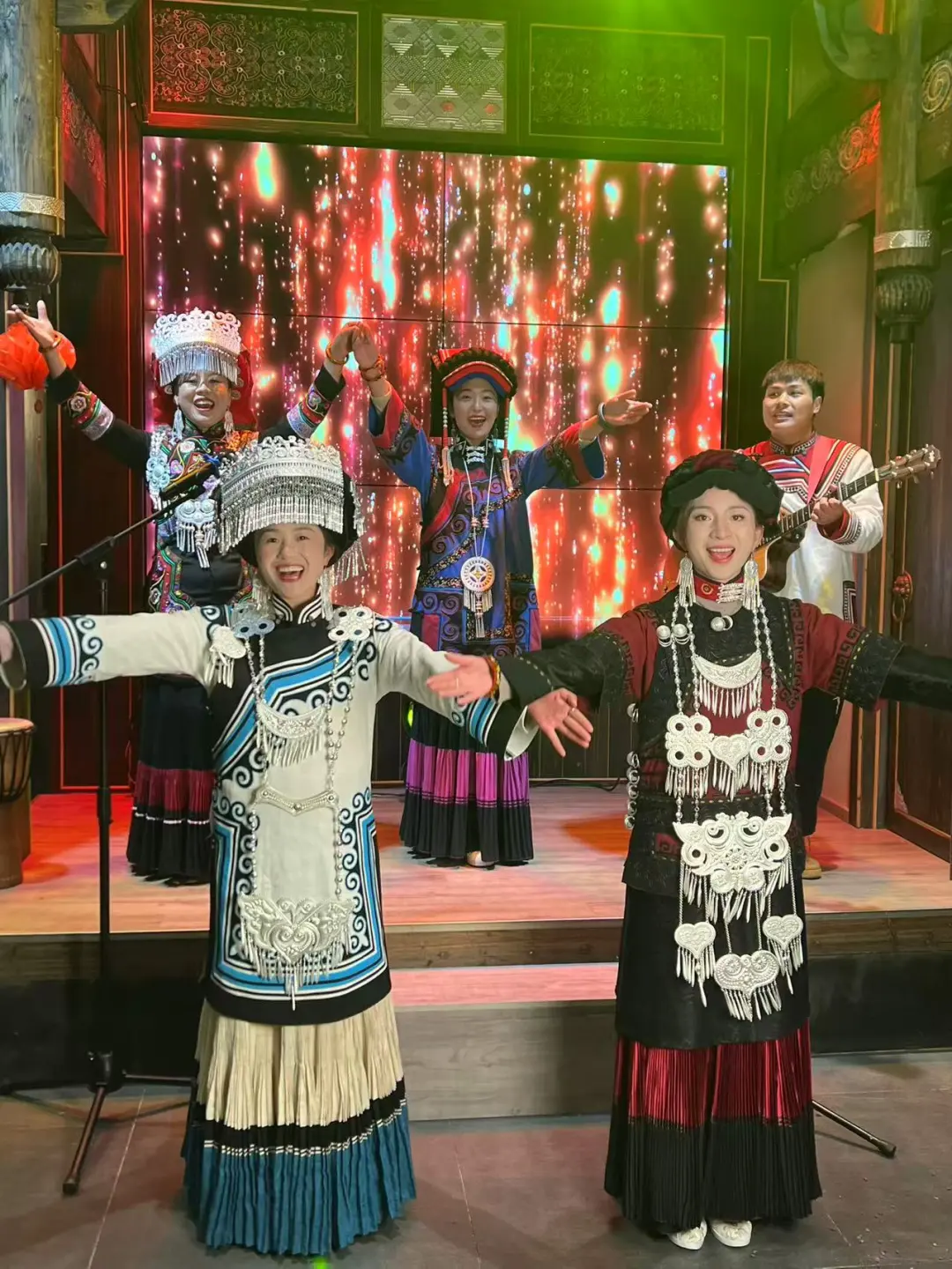 来这家民族演艺餐厅,把吃饭变成餐饮文化体验