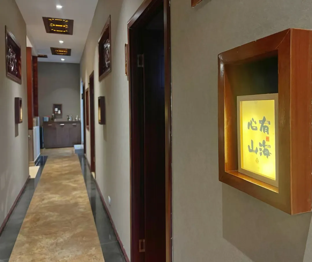 云南曲靖山珍鲜鸡火锅,原汁原味加配菜好吃极了,周末小聚享实惠!