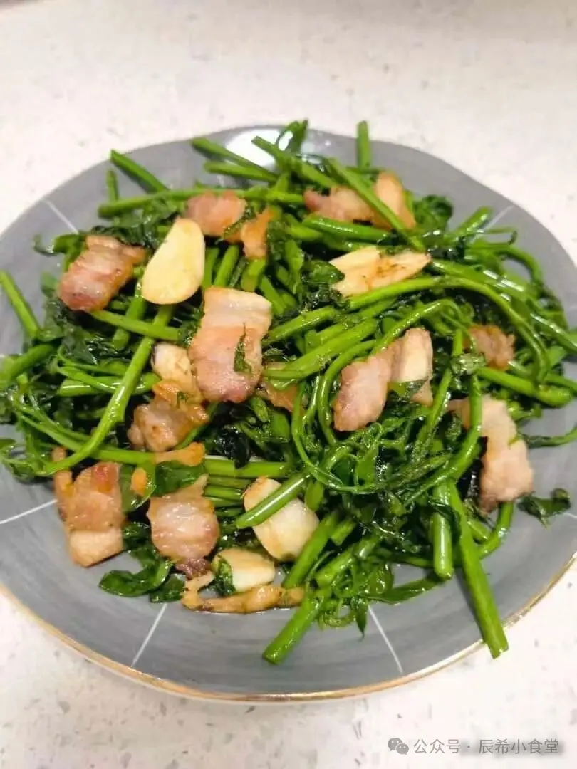 冬至厨房里的四道家常菜,平凡食材里的江湖规矩,谁在偷吃最后一口腊肉?