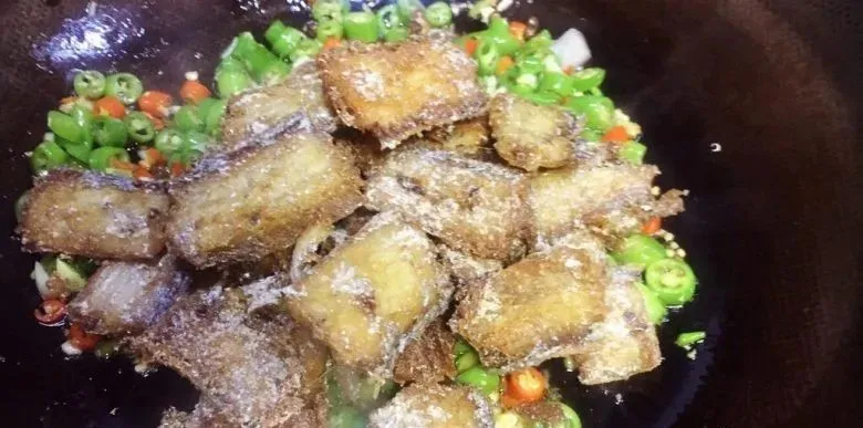 双椒回锅带鱼,焦香酥脆,美味更营养!