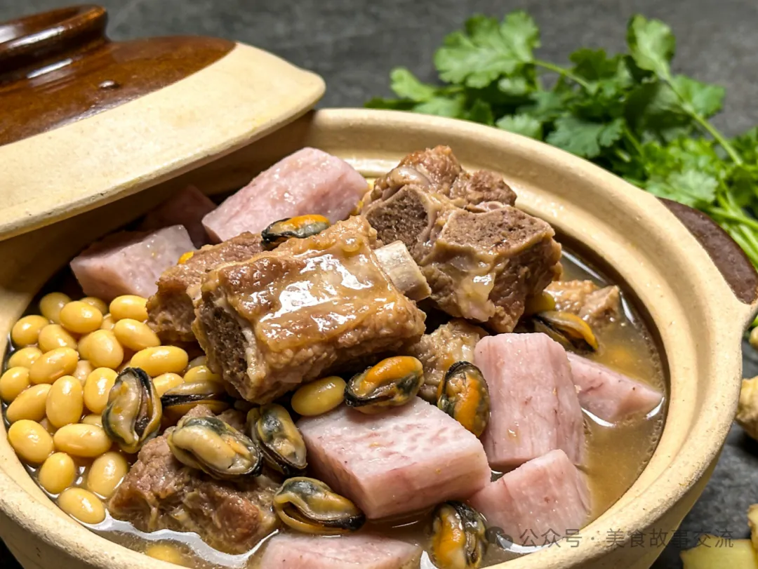 台山鸡爪芋淡菜黄豆煲猪扇骨汤