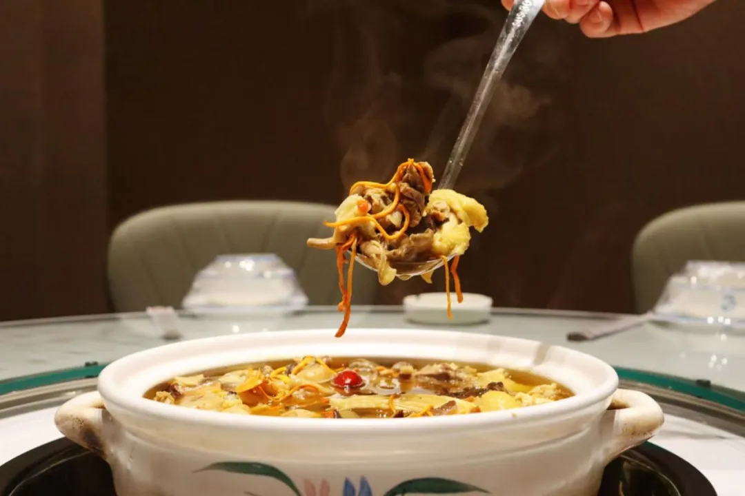 云南曲靖山珍鲜鸡火锅,原汁原味加配菜好吃极了,周末小聚享实惠!